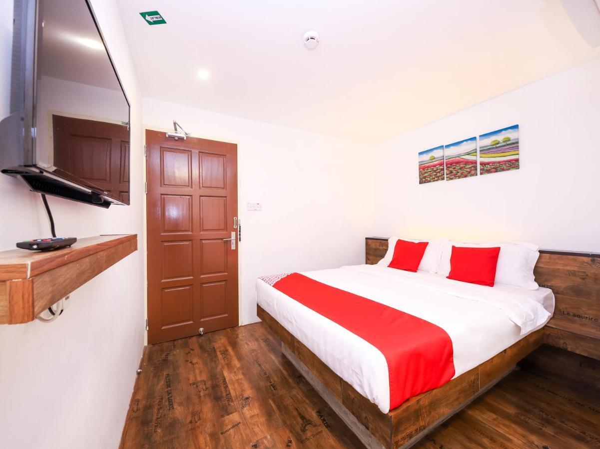 Oyo 836 Mandurah Room & Cafe Kuching Exterior foto